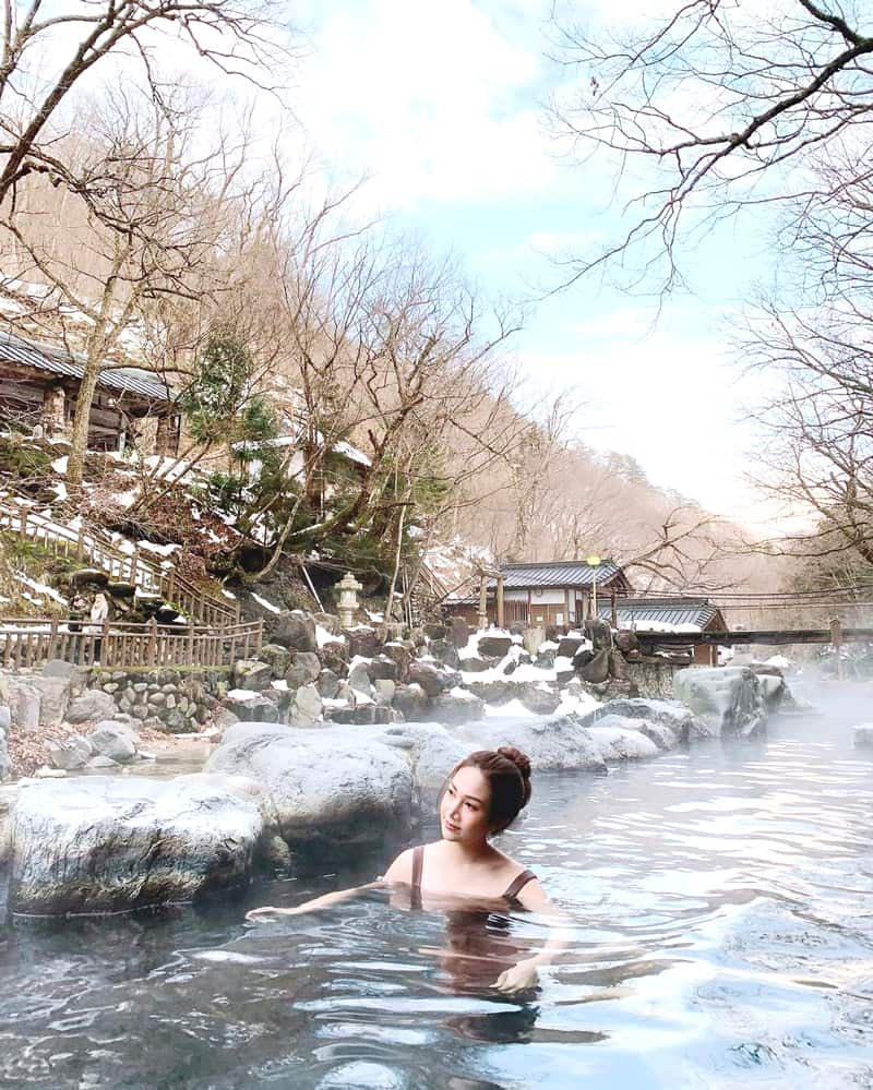 Ngâm mình trong bể onsen Noboribetsu