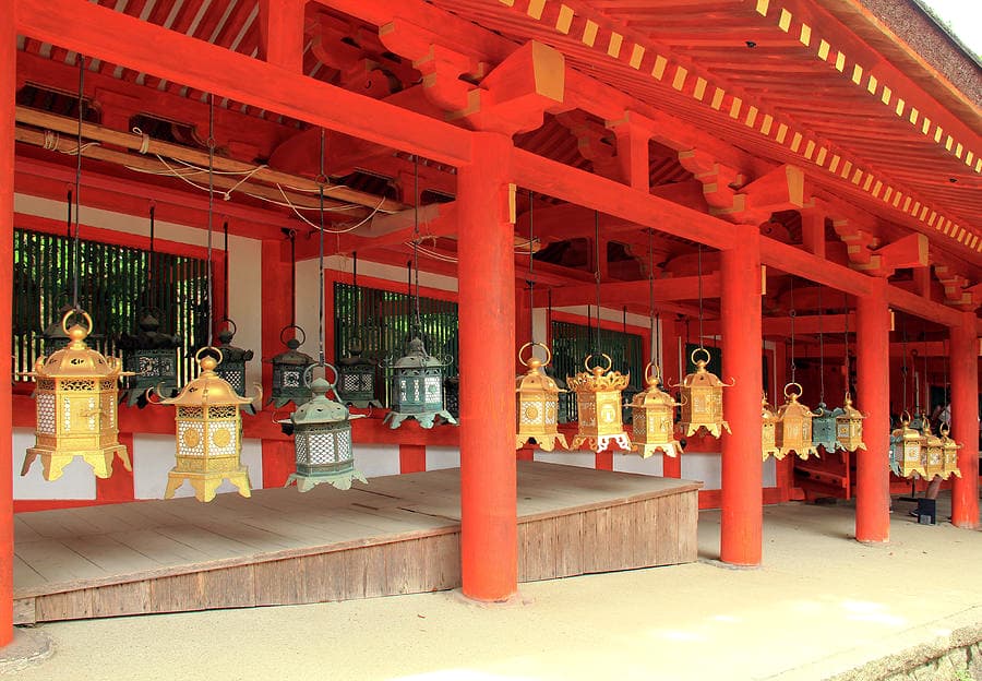 Đền Kasuga taisha với hơn 2.000 đèn lồng đá