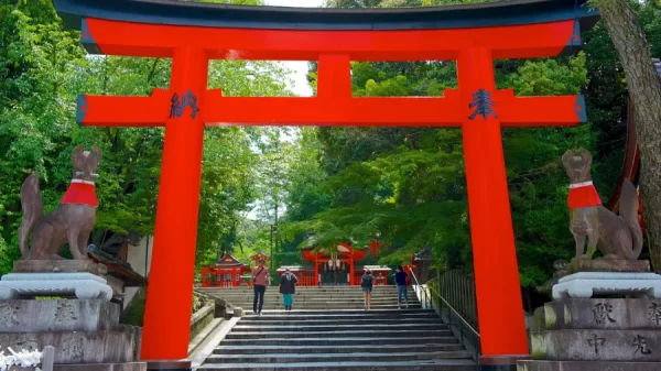 Đến thăm đền Fushimi Inari Taisha với hơn 10.000 cổng Torii