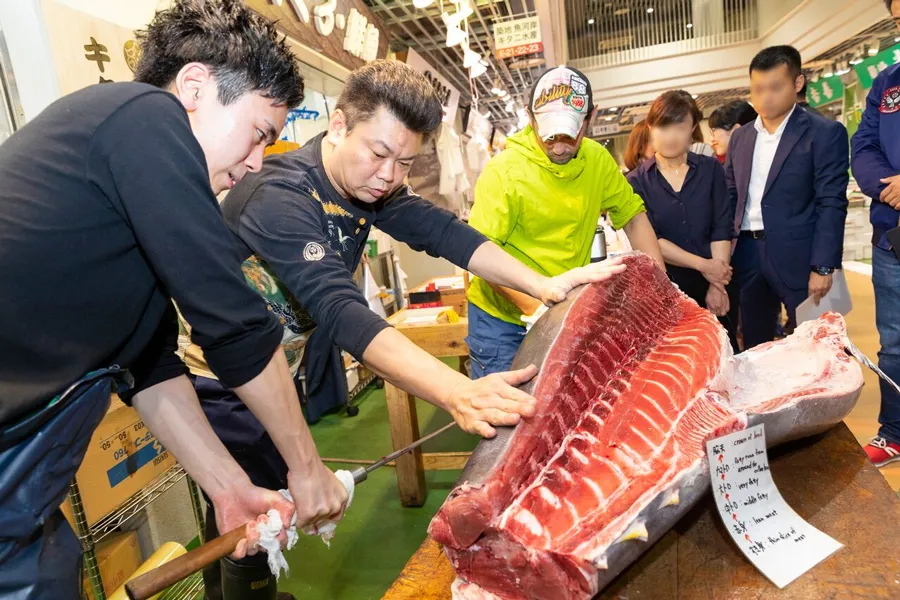 Chợ cá Tsukiji Outer Market - Khu chợ cá lớn nhất thế giới