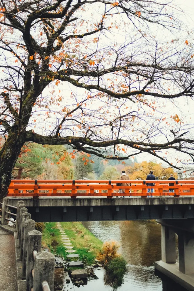 Check-in trên cầu Nakabashi