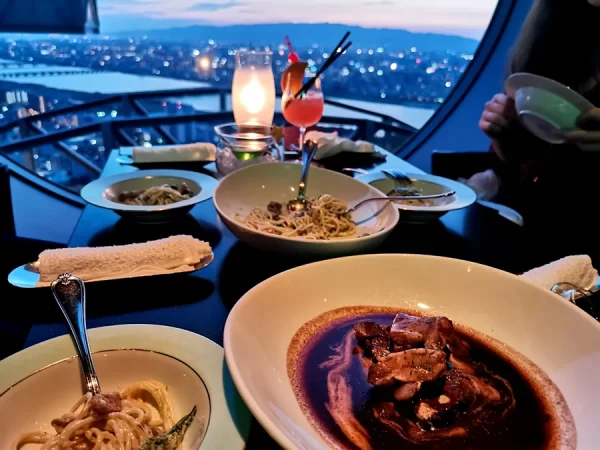 Umeda sky building: Trải nghiệm tòa nhà trọc trời tại Osaka