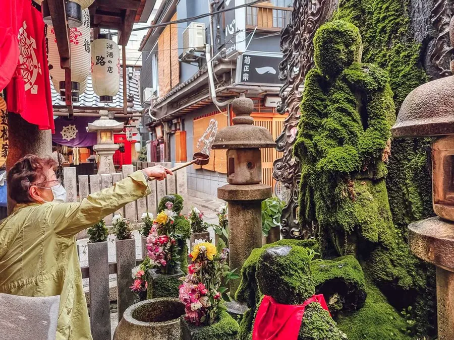 Phố Hozenji Yokocho - Nét hoài niệm giữa lòng Osaka hiện đại