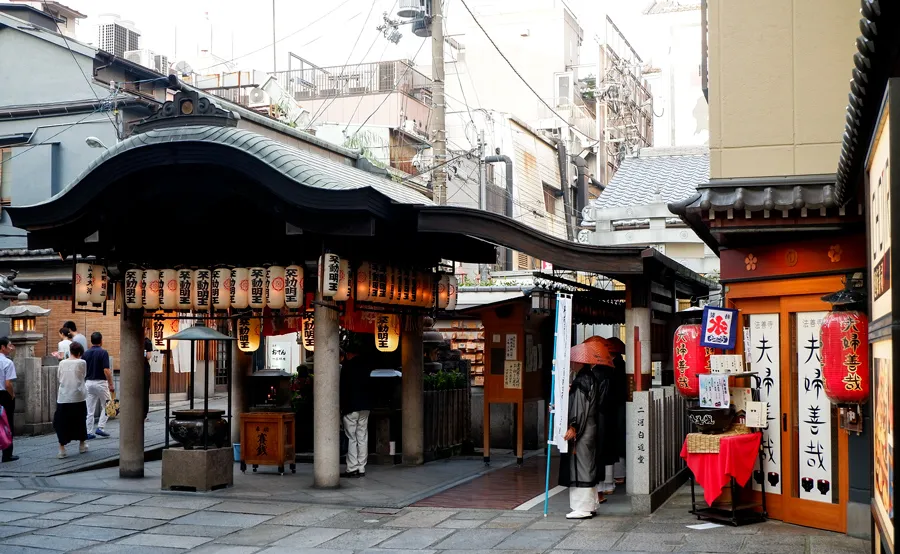 Phố Hozenji Yokocho - Nét hoài niệm giữa lòng Osaka hiện đại