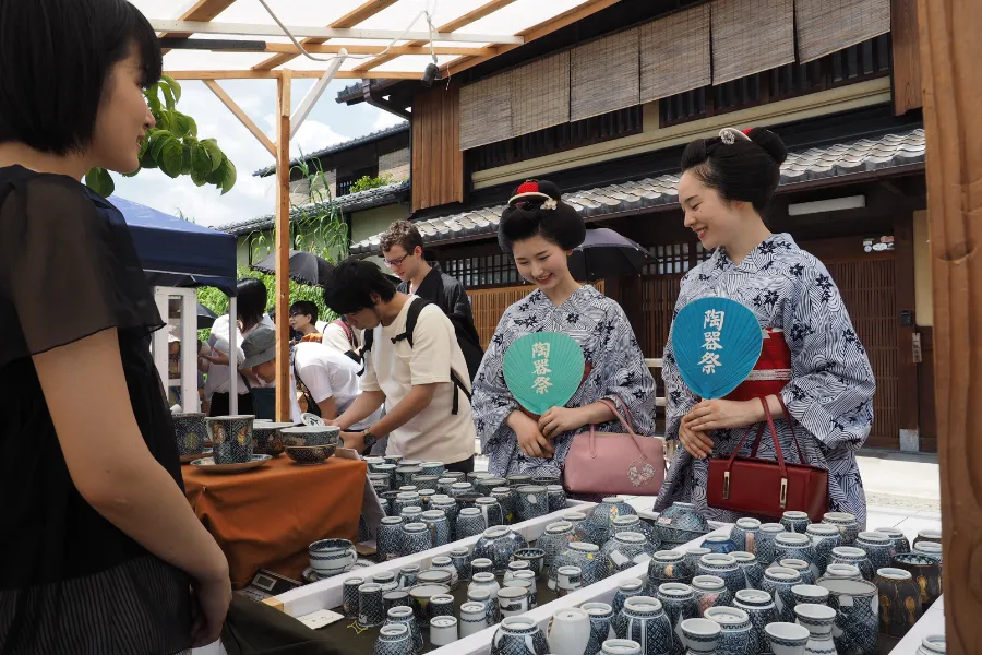 Lễ hội gốm Gojo-zaka (Gojozaka Pottery Festival) | Lễ hội ở Kyoto Nhật Bản