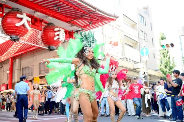 Tham gia vào các lễ hội truyền thống