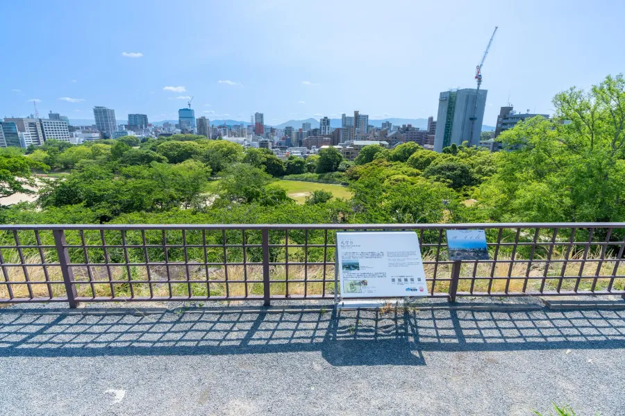 Fukuoka Castle Ruins: Khám phá vẻ đẹp của lâu đài Fukuoka