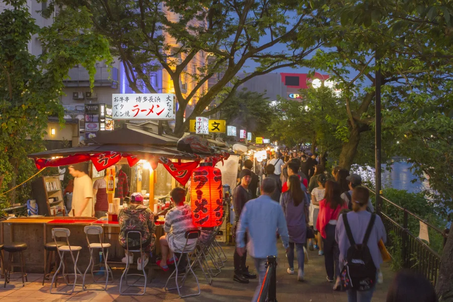 Hakata Station: Cửa ngõ sôi động vào thành phố Fukuoka