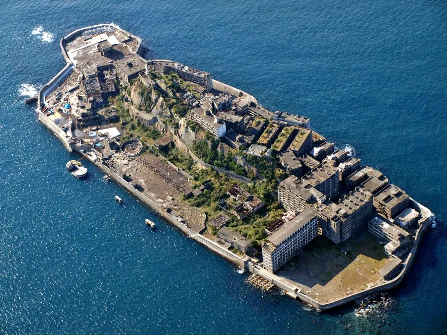 Hashima Island: Khám Phá "Thành Phố Ma" Giữa Đại Dương