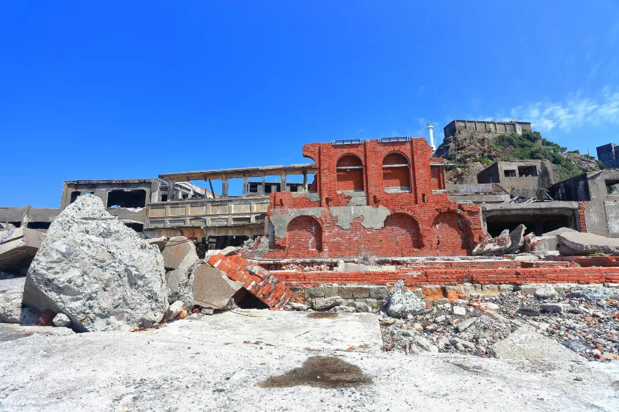 Hashima Island: Khám Phá "Thành Phố Ma" Giữa Đại Dương