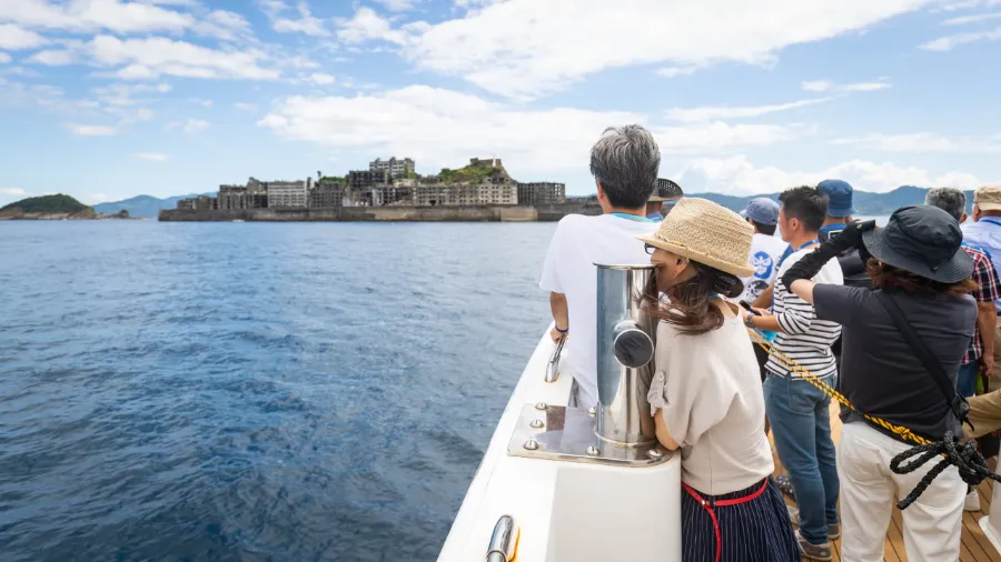 Hashima Island: Khám Phá "Thành Phố Ma" Giữa Đại Dương