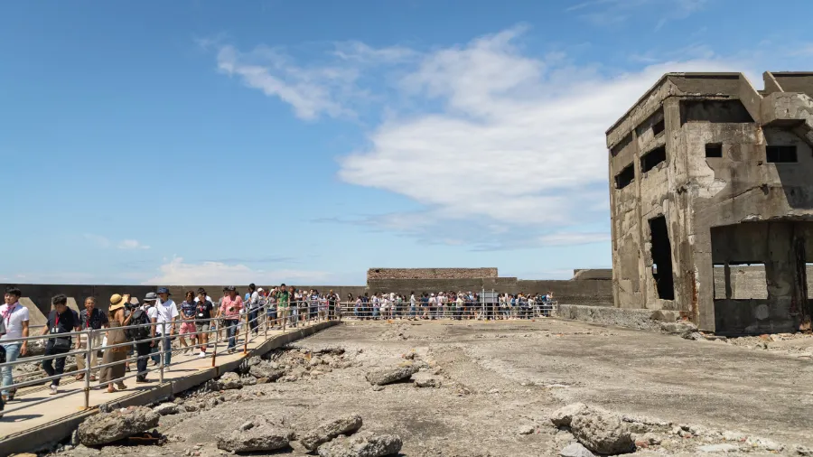 Hashima Island: Khám Phá "Thành Phố Ma" Giữa Đại Dương