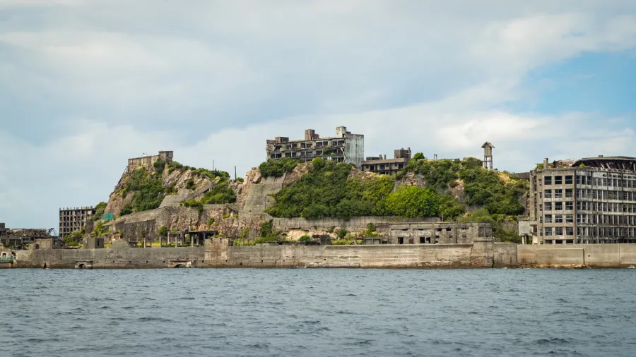 Hashima Island: Khám Phá "Thành Phố Ma" Giữa Đại Dương