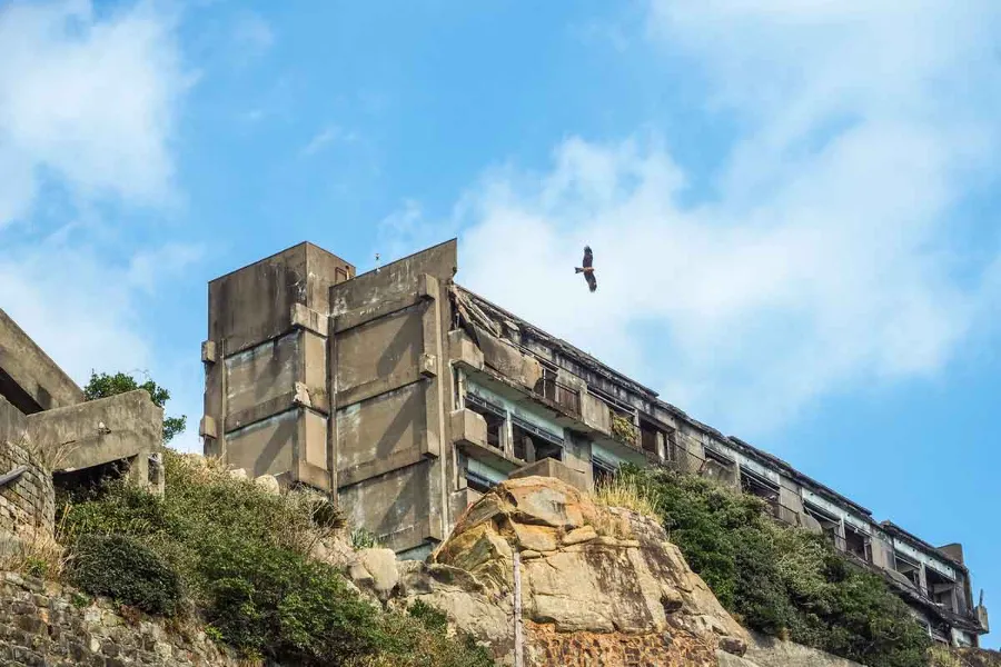 Hashima Island: Khám Phá "Thành Phố Ma" Giữa Đại Dương