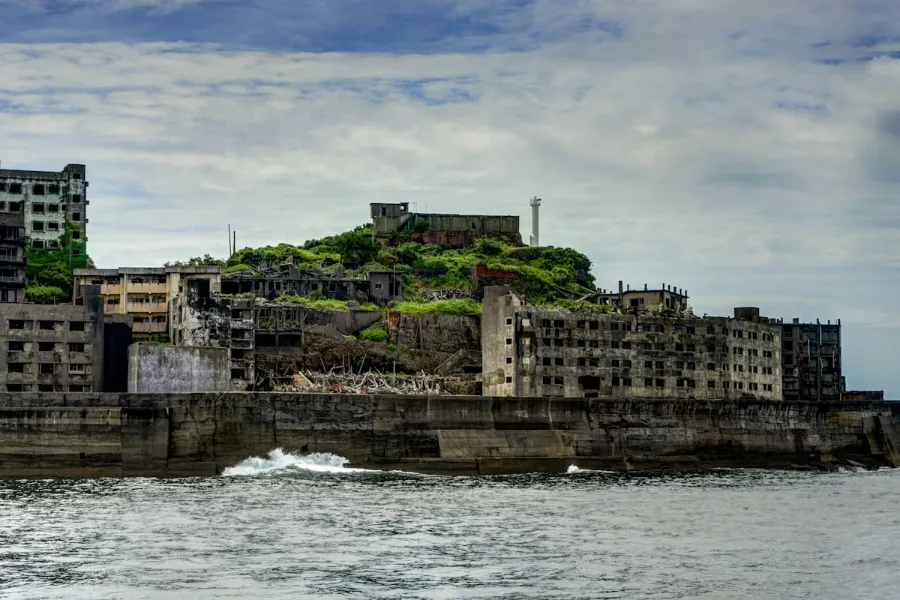 Hashima Island: Khám Phá "Thành Phố Ma" Giữa Đại Dương