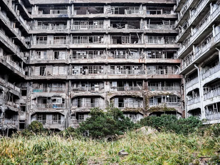 Hashima Island: Khám Phá "Thành Phố Ma" Giữa Đại Dương