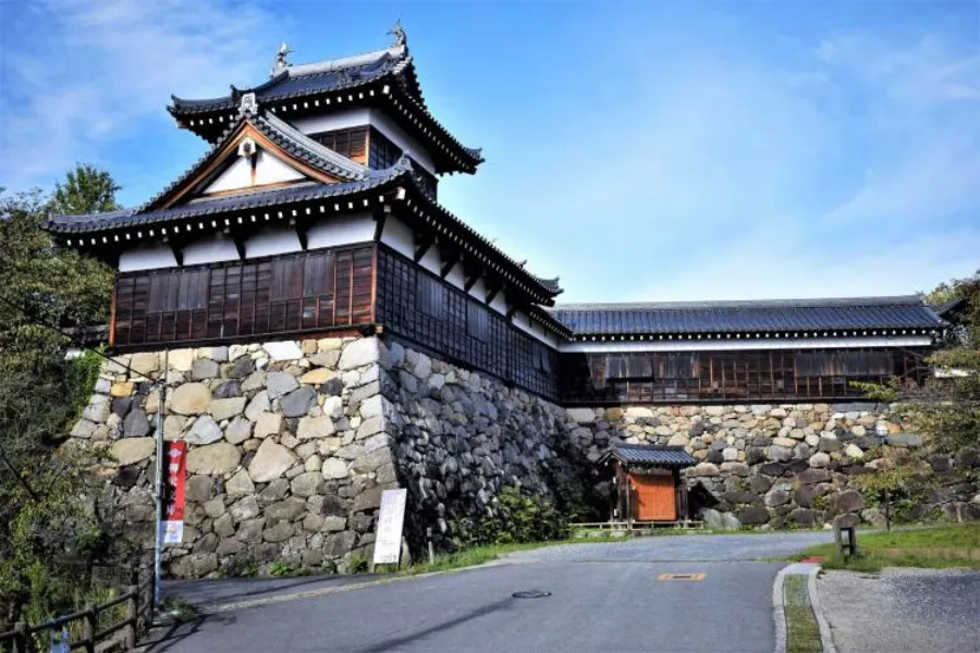 Koriyama Castle Ruins: Vẻ đẹp thiên nhiên của thành cổ Nara