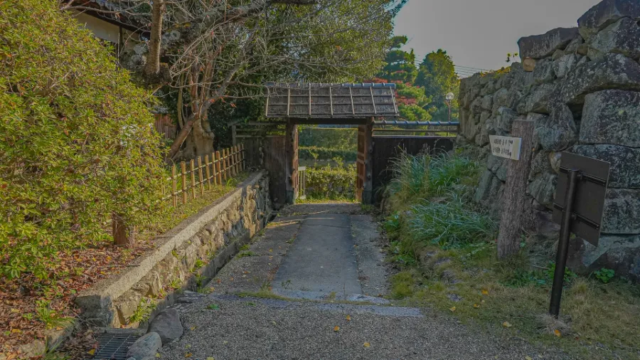 Koriyama Castle Ruins: Vẻ đẹp thiên nhiên của thành cổ Nara