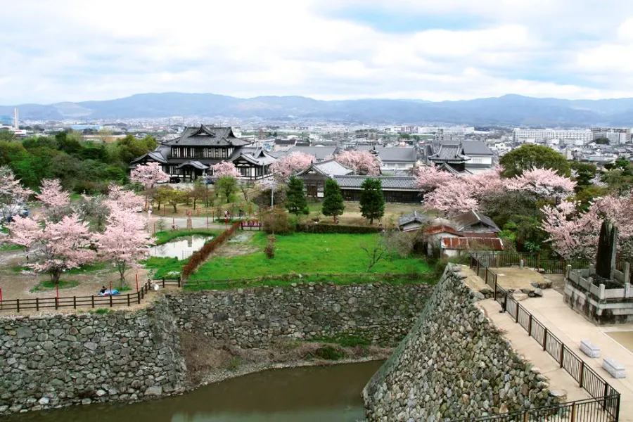 Koriyama Castle Ruins: Vẻ đẹp thiên nhiên của thành cổ Nara