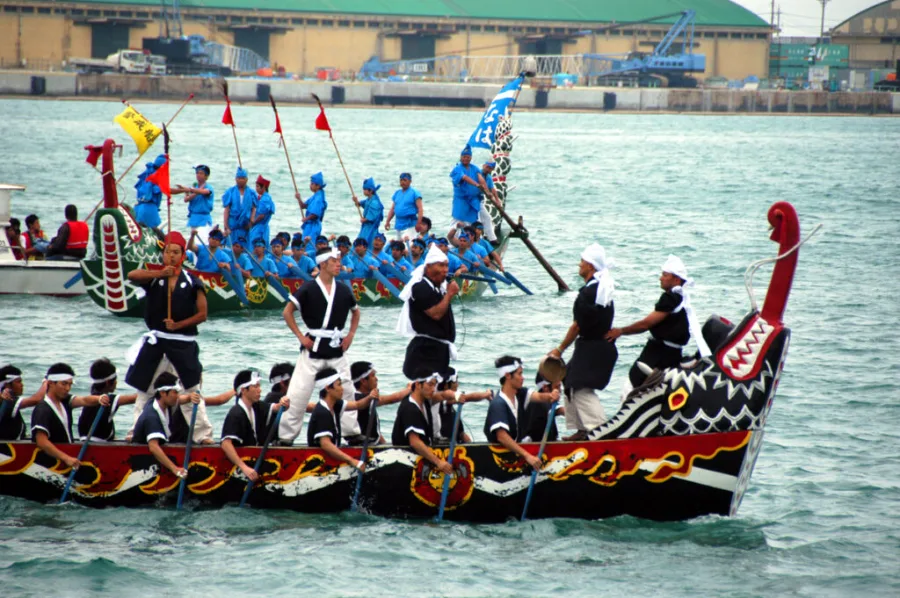 Lễ hội thuyền rồng Naha Hari ở Naha, Okinawa