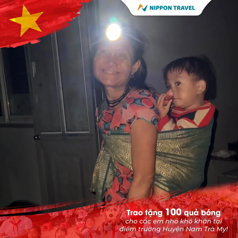 Trao tặng 100 quả bóng cho các em nhỏ huyện Nam Trà My