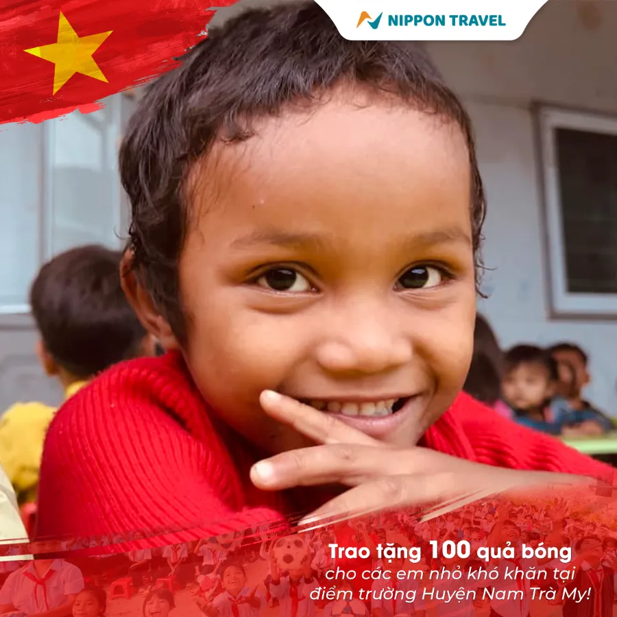 Trao tặng 100 quả bóng cho các em nhỏ huyện Nam Trà My