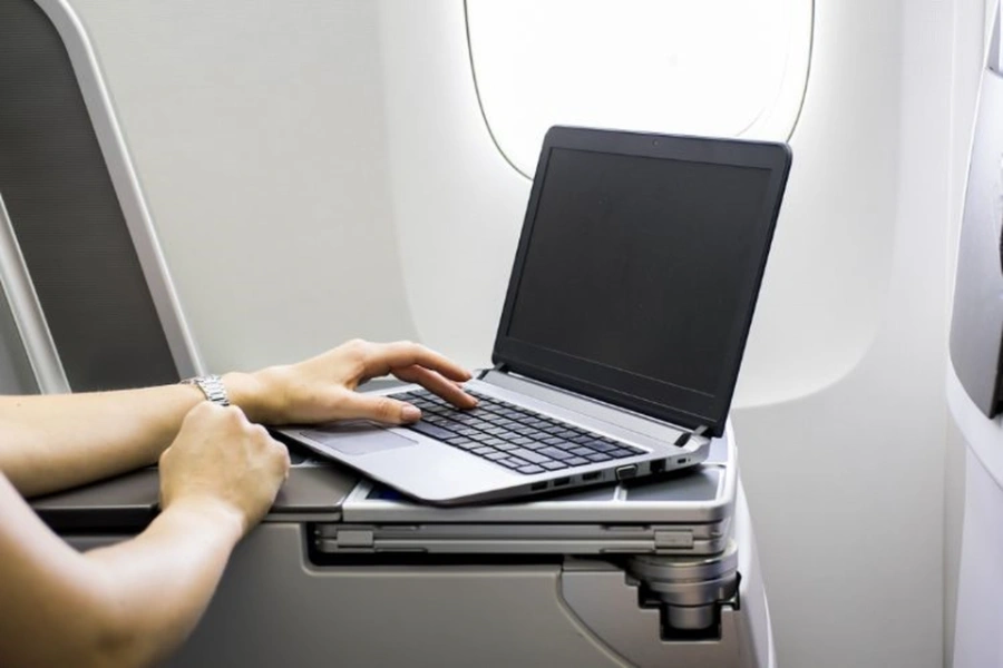Laptop có được mang lên máy bay không?