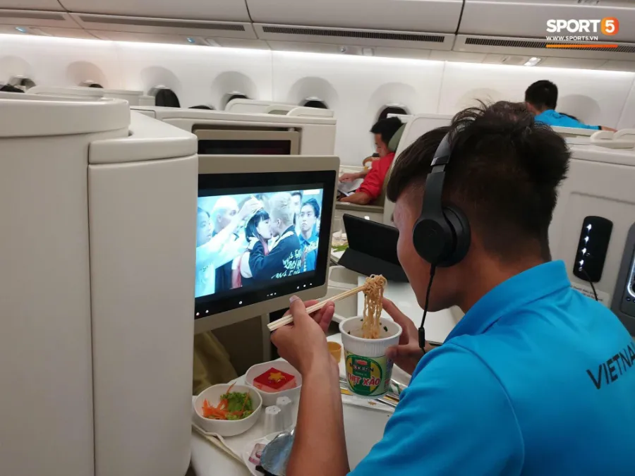 Mì tôm có được mang lên máy bay không?