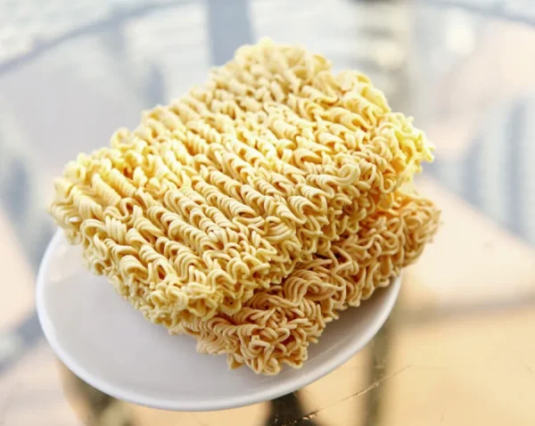 Mì tôm có được mang lên máy bay không?