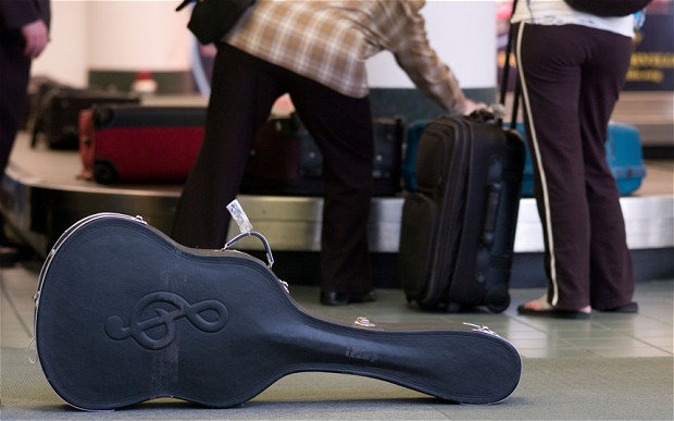 Có được mang đàn guitar lên máy bay không?