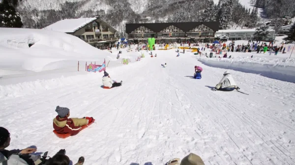 Nozawa Onsen: Kết hợp Trượt tuyết và Tắm Onsen Truyền thống