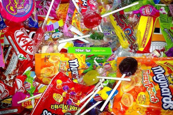 Hành khách có được mang bánh kẹo lên máy bay không?