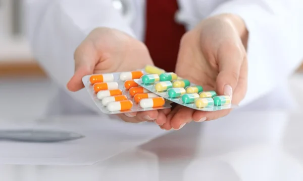 Hành khách có được mang thuốc lên máy bay không?