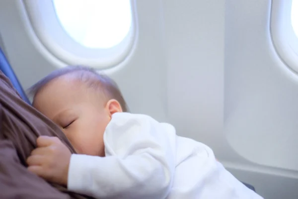 Trẻ sơ sinh đi máy bay: Cẩm nang cho cha mẹ lần đầu đi máy bay