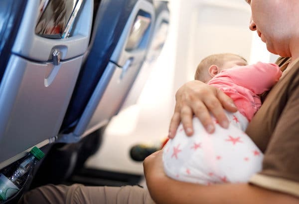 Trẻ sơ sinh đi máy bay: Cẩm nang cho cha mẹ lần đầu đi máy bay Trẻ sơ sinh đi máy bay: Cẩm nang cho cha mẹ lần đầu đi máy bay