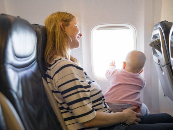 Trẻ sơ sinh đi máy bay: Cẩm nang cho cha mẹ lần đầu đi máy bay