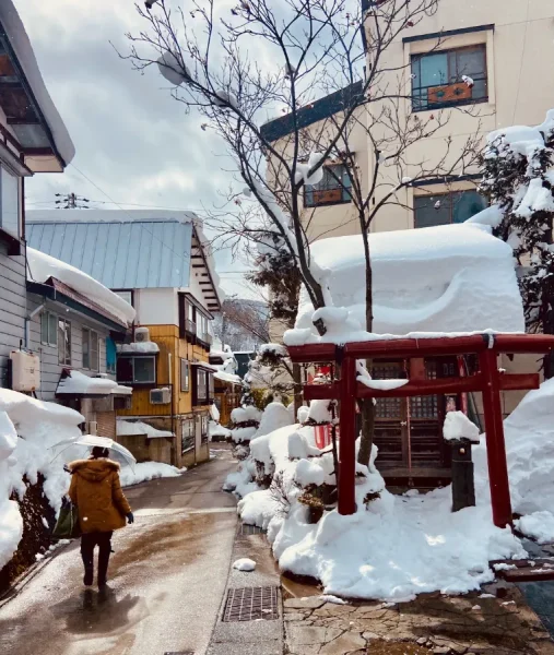 Khám Phá Nozawaonsen: Ngôi Làng Cổ Kính Với Suối Nước Nóng Và Tuyết Trắng Khám Phá Nozawaonsen: Ngôi Làng Cổ Kính Với Suối Nước Nóng Và Tuyết Trắng