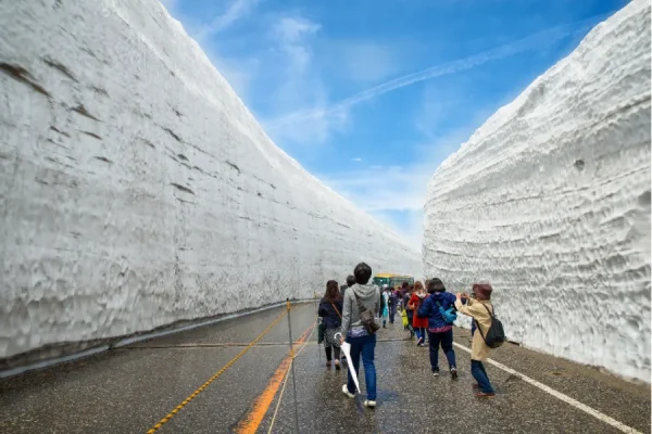 Tateyama Kurobe Alpine: Chạm tay vào những bức tường tuyết khổng lồ Tateyama Kurobe Alpine: Chạm tay vào những bức tường tuyết khổng lồ