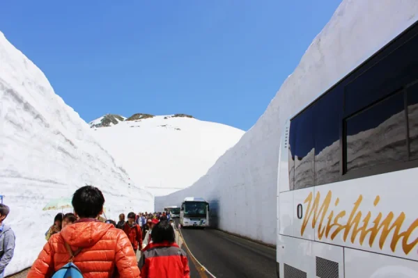 Tateyama Kurobe Alpine: Chạm tay vào những bức tường tuyết khổng lồ Tateyama Kurobe Alpine: Chạm tay vào những bức tường tuyết khổng lồ
