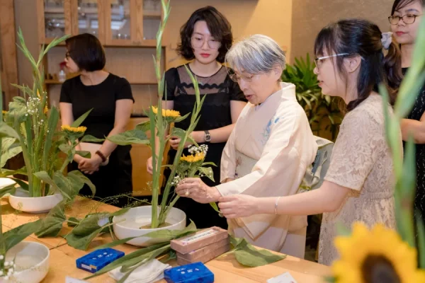Nghệ thuật cắm hoa Ikebana: Hòa Điệu Tâm Hồn Với Thiên Nhiên