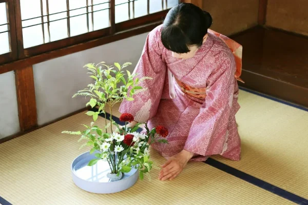 Nghệ thuật cắm hoa Ikebana: Hòa Điệu Tâm Hồn Với Thiên Nhiên