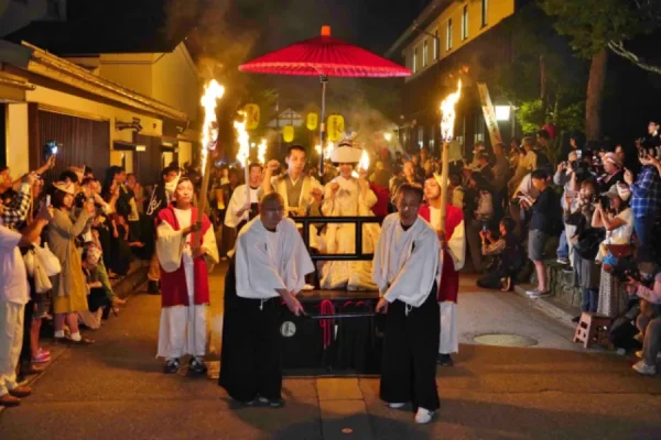 Lễ Hội Ánh Sáng Higashiyama Hanatouro: Khúc Ca Huyền Ảo Giữa Đêm Kyoto Cổ Kính Fox Wedding Procession