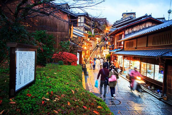 Lễ Hội Ánh Sáng Higashiyama Hanatouro: Khúc Ca Huyền Ảo Giữa Đêm Kyoto Cổ Kính Lễ Hội Ánh Sáng Higashiyama Hanatouro