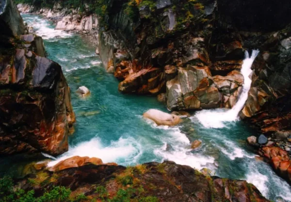 Ngồi tàu ngắm lá đỏ: Trải nghiệm có 1-0-2 tại Kurobe Gorge