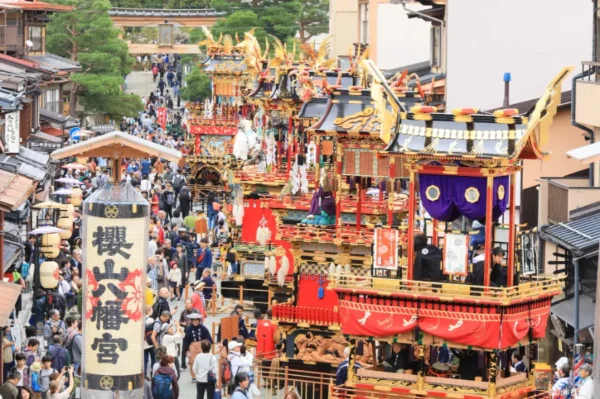 Trải Nghiệm thú vị tại Lễ hội mùa thu Takayama