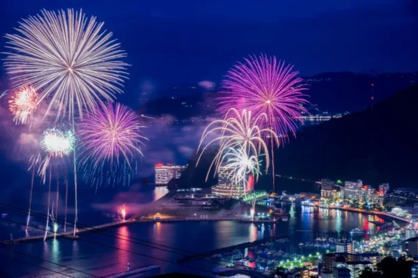 Fuyu Hanabi: Trải Nghiệm "Săn Pháo Hoa" Mùa Đông Huyền Ảo