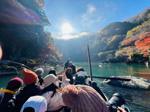 Sagano Romantic Train: Hành trình "Săn lá đỏ" tại hẻm núi lãng mạn nhất Kyoto