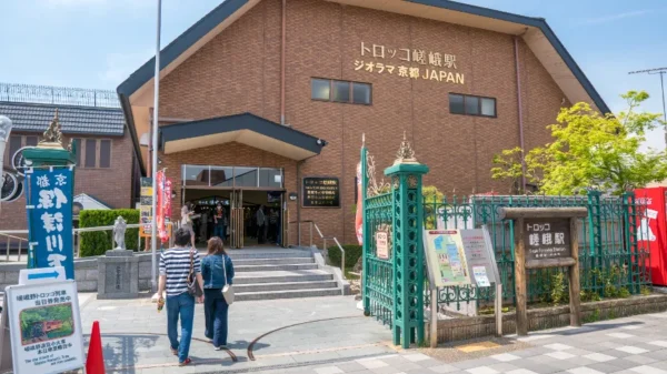 Sagano Romantic Train: Hành trình "Săn lá đỏ" tại hẻm núi lãng mạn nhất Kyoto