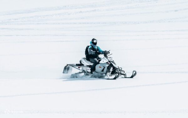 Lái Xe Trượt Tuyết (Snowmobile)