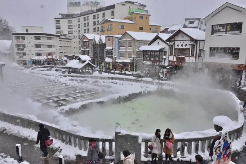 Kusatsu Onsen: Sự hòa quyện của Lửa Và Tuyết giữa lòng Gunma Kusatsu Onsen Mùa Đông